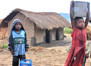 Malawi Kinder holen Wasser