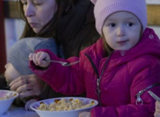 Ukraine war children's are hungry
