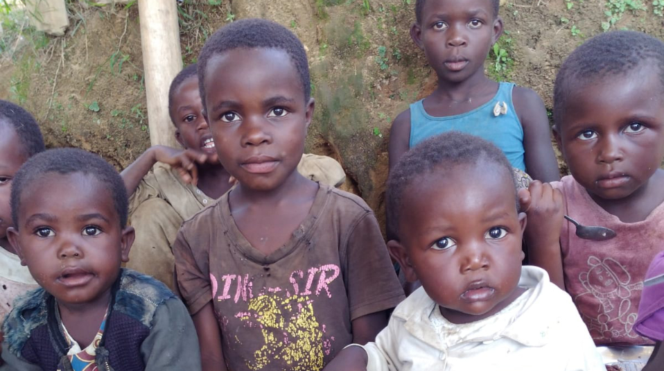 Nahrungslieferungen an Waisenhaus in der DR Kongo