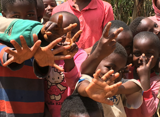 winkende Kinder im Kongo